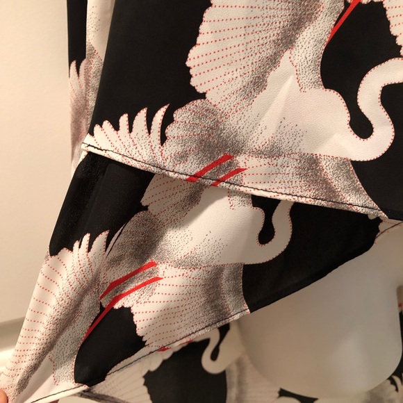 NWOT Alfani blouse sz Small Black w White and Red swans - Picture 3 of 8